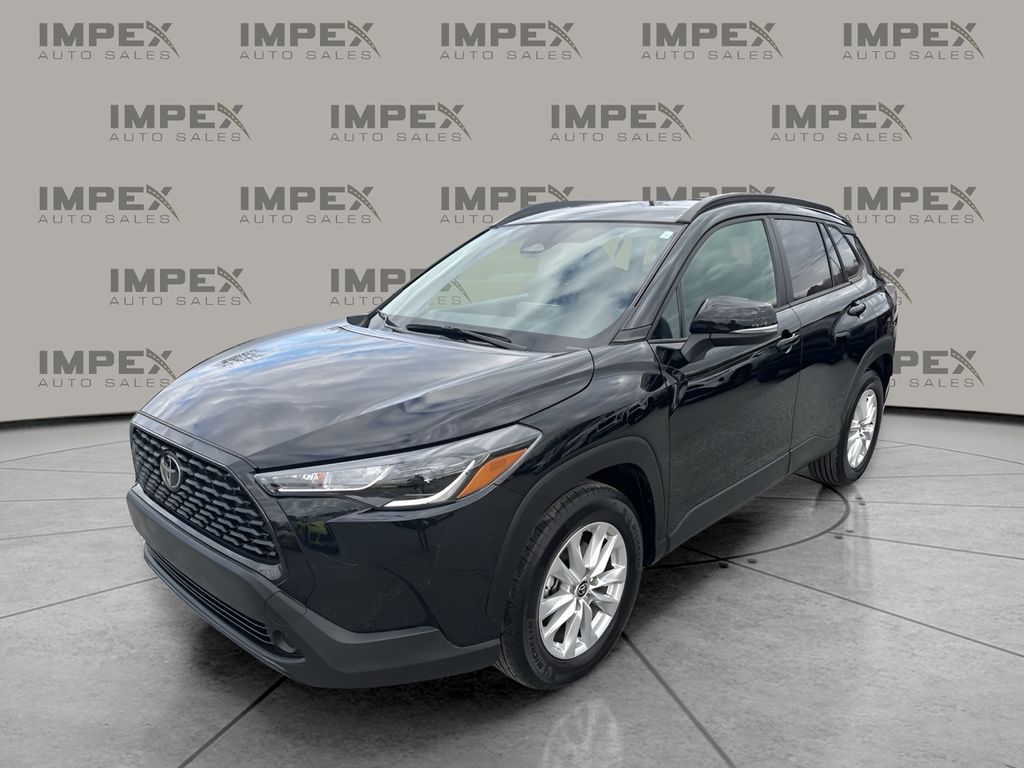 2025 Toyota Corolla Cross LE's photo