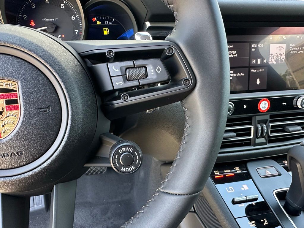 Thumbnail: 2026 Porsche Macan - 17