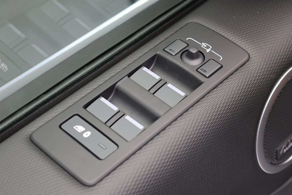 Thumbnail: 2026 Land Rover Discovery - 26