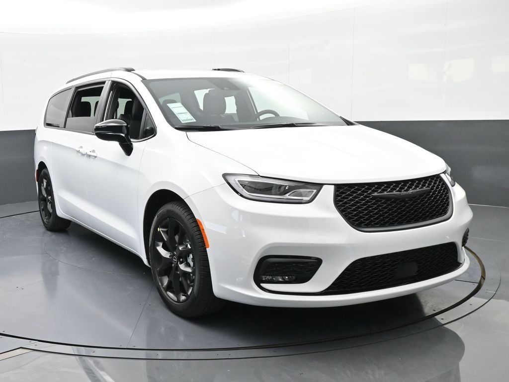 New 2026 Bright White Clearcoat Chrysler Select image 9