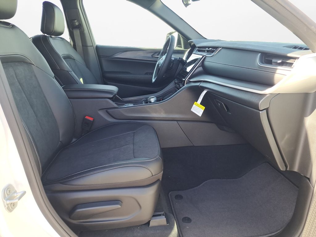 New Car 2025 Jeep Grand Cherokee  Laredo For Sale Under $40,000 In Austin, Texas