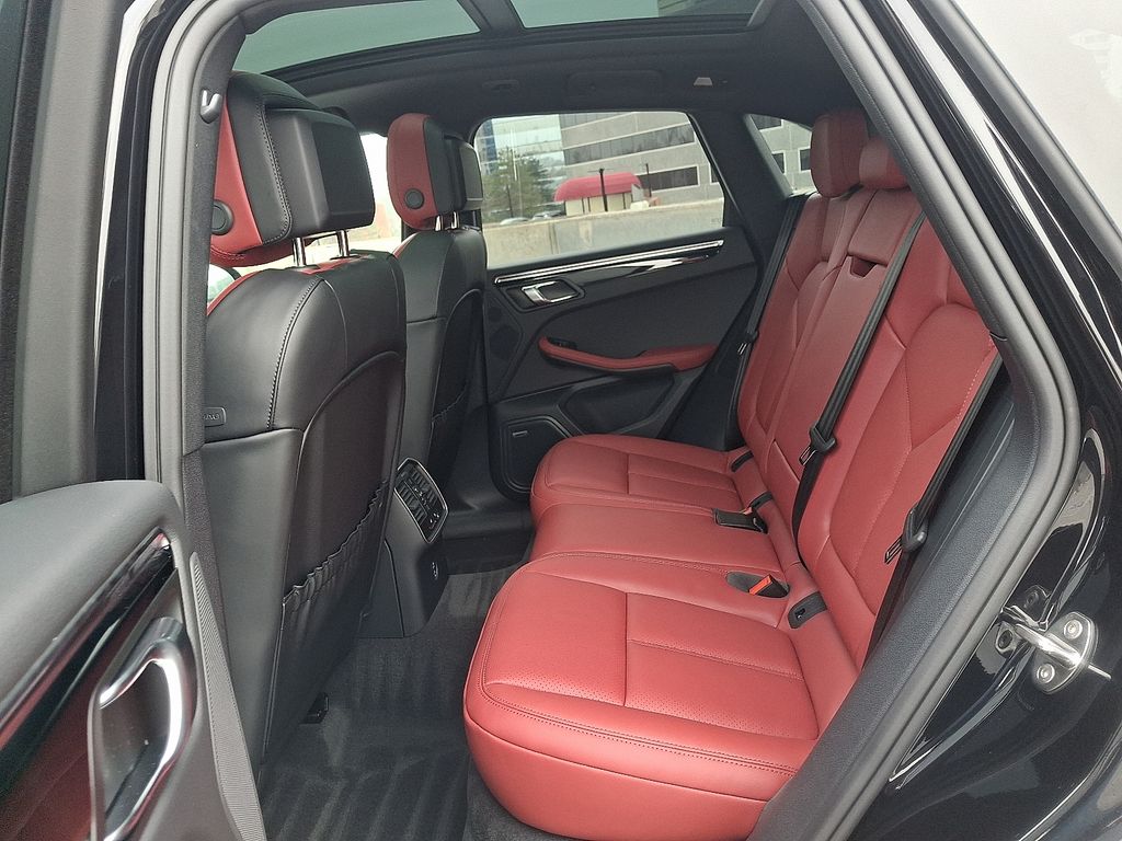 Thumbnail: 2026 Porsche Macan - 12