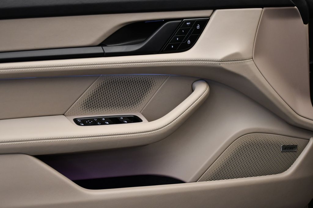 2023 Porsche Taycan Turbo S 32
