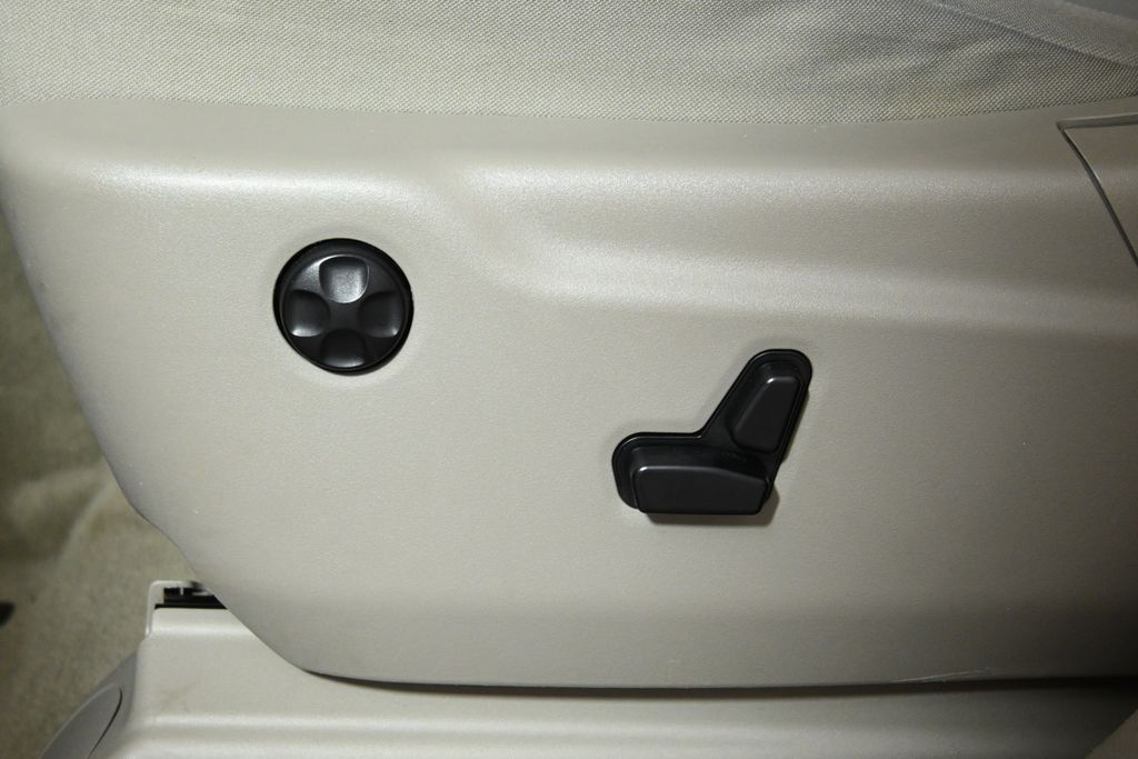 Thumbnail: 2011 Jeep Grand Cherokee - 29