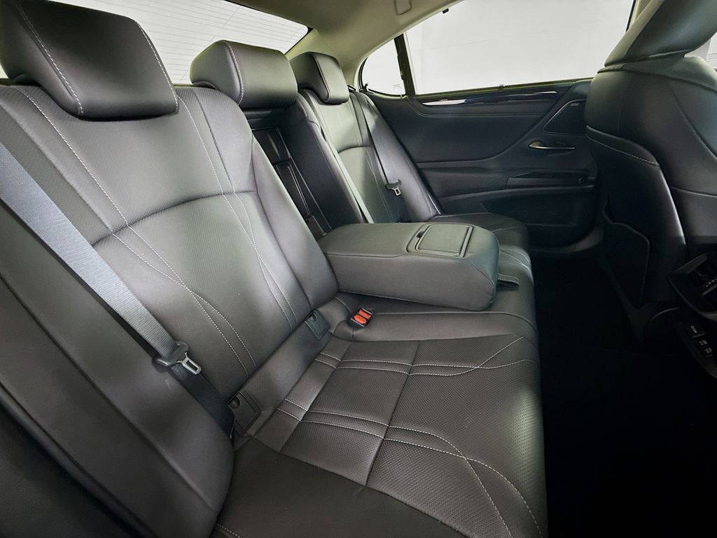 Thumbnail: 2021 Lexus ES - 28