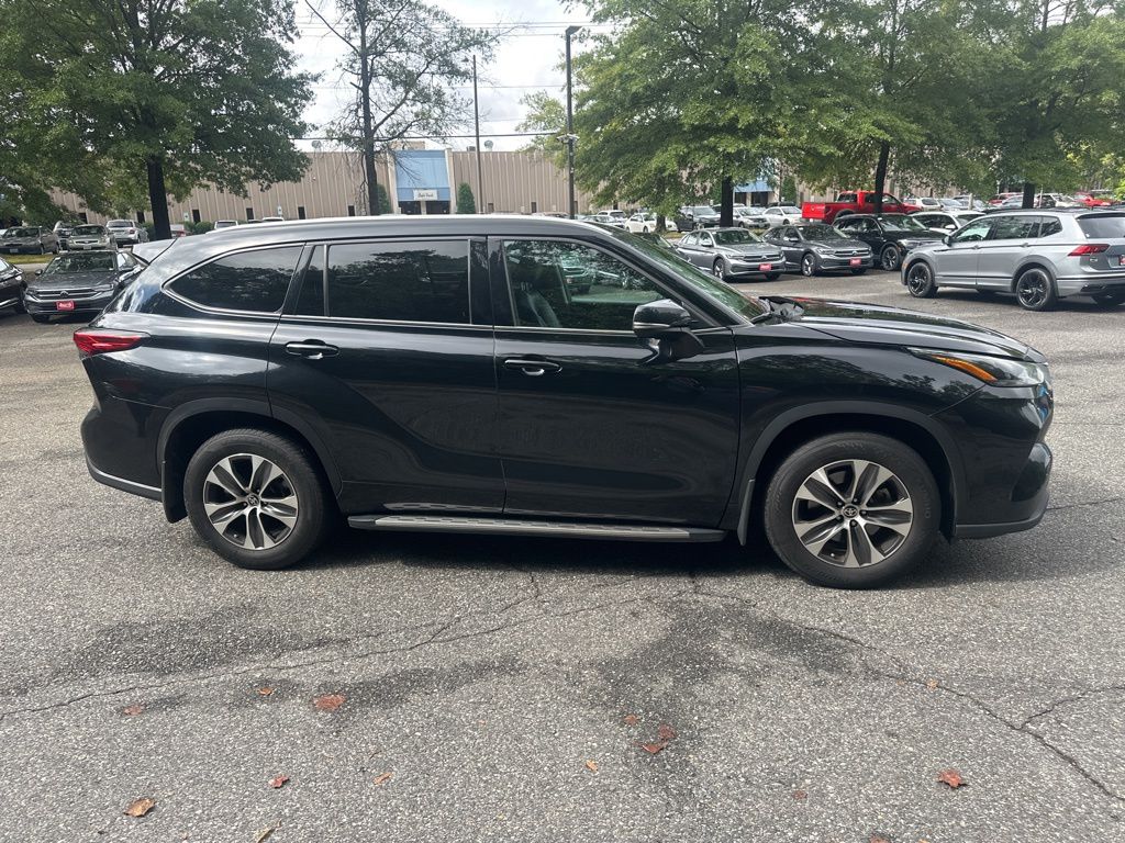 2022 Toyota Highlander XLE 27