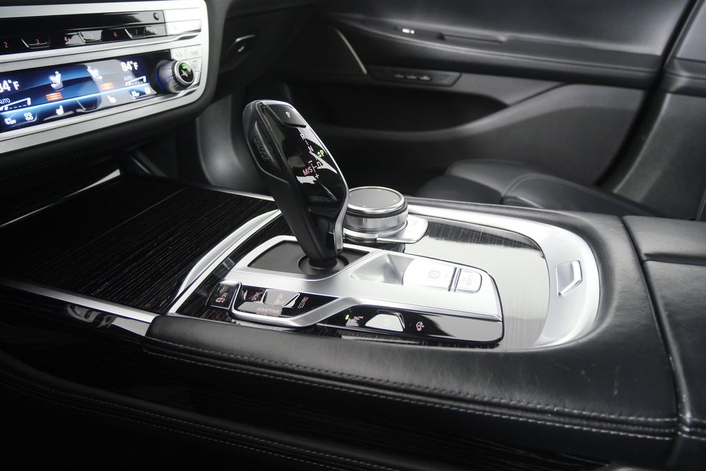 Thumbnail: 2022 BMW 7 Series - 27