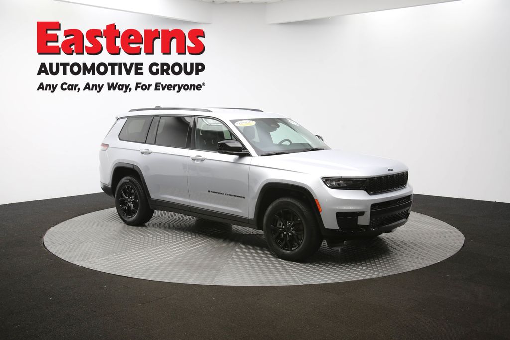 Used 2024 Silver Jeep Altitude image 48