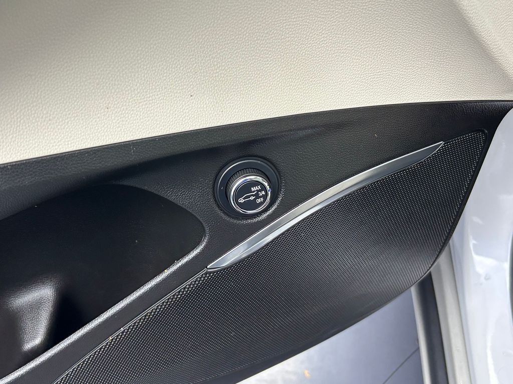 Used 2024 White Frost Tricoat Buick Essence image 15