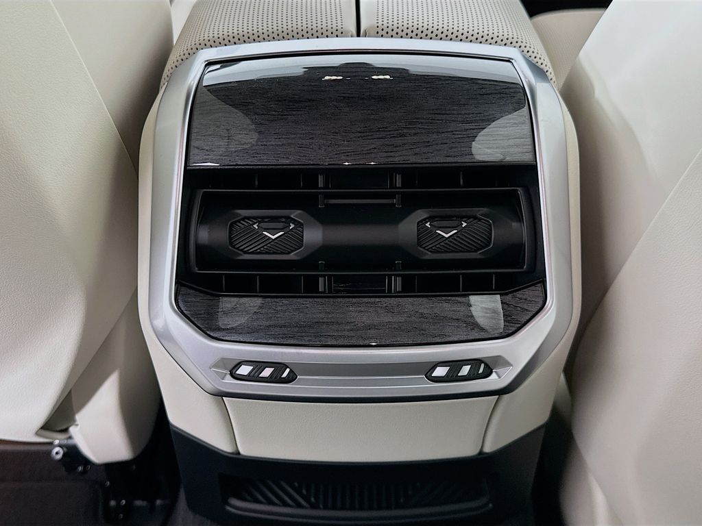 Thumbnail: 2026 BMW i7 - 18