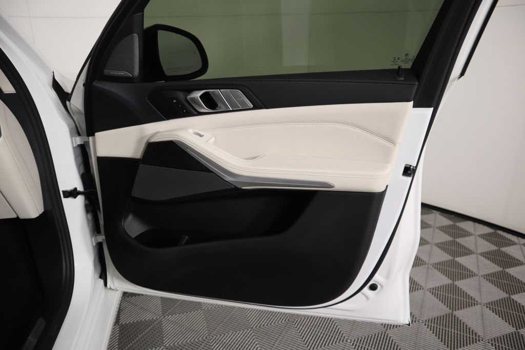 2022 BMW X7 xDrive40i 26