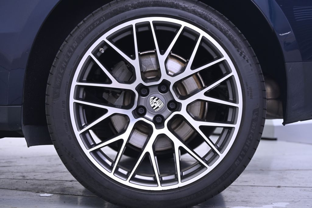 Thumbnail: 2021 Porsche Macan - 16