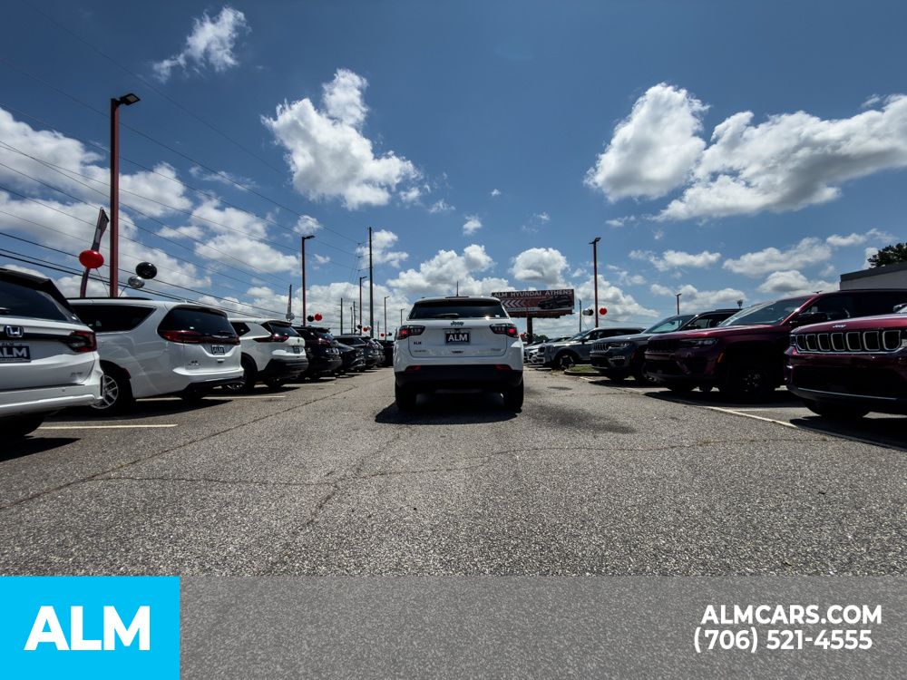 Used 2024 White Jeep Latitude image 8