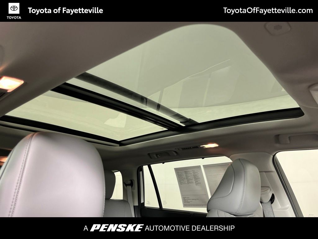 Thumbnail: 2023 Toyota Highlander - 6