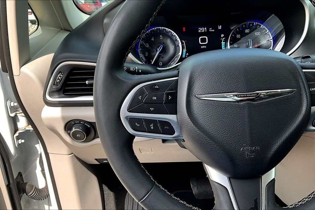 2024 Chrysler Pacifica Touring L - 10