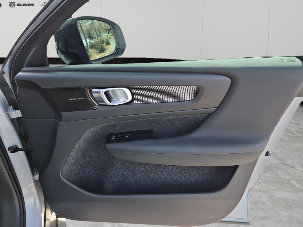 Used Car 2022 Volvo Xc40  R-design For Sale Under $25,000 In Austin, Texas