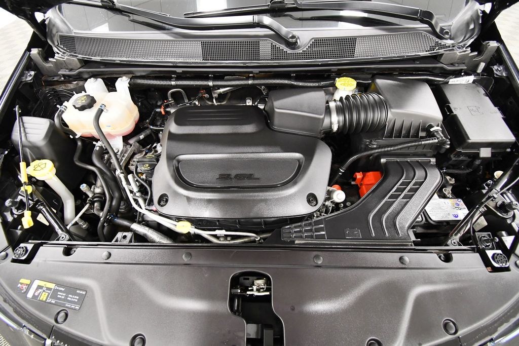 Used 2025 Chrysler Pacifica Van