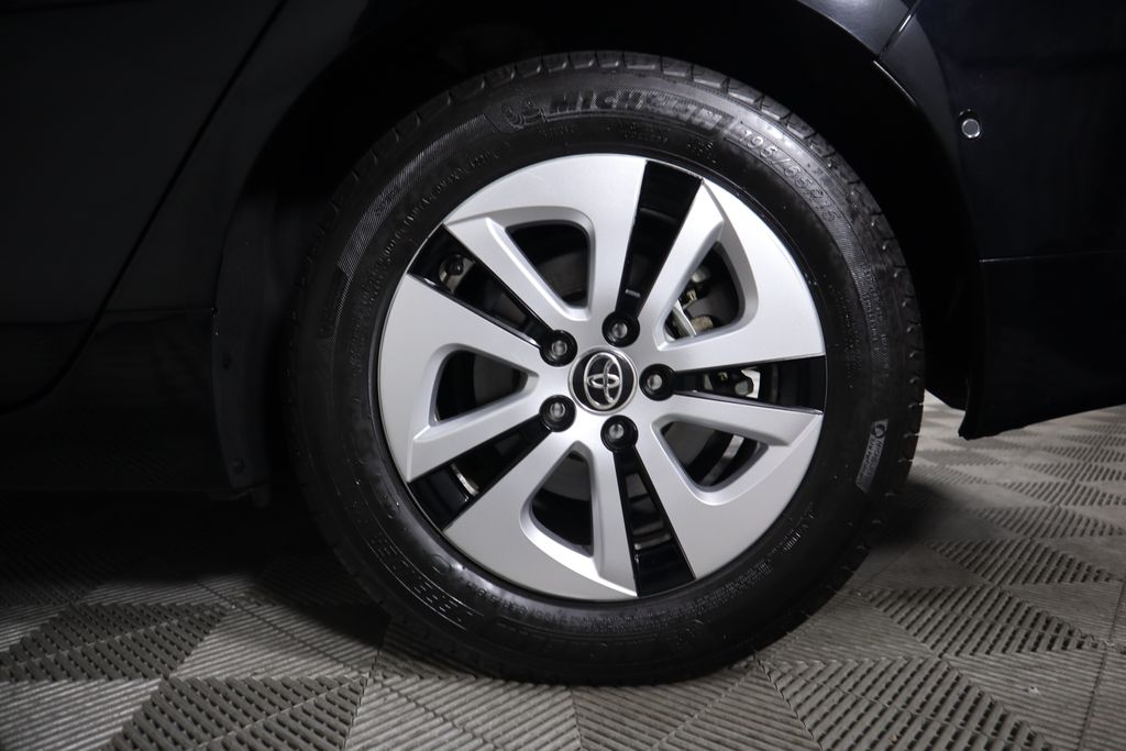 2016 Toyota Prius Four 31