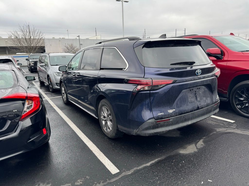 2022 Toyota Sienna XLE 2