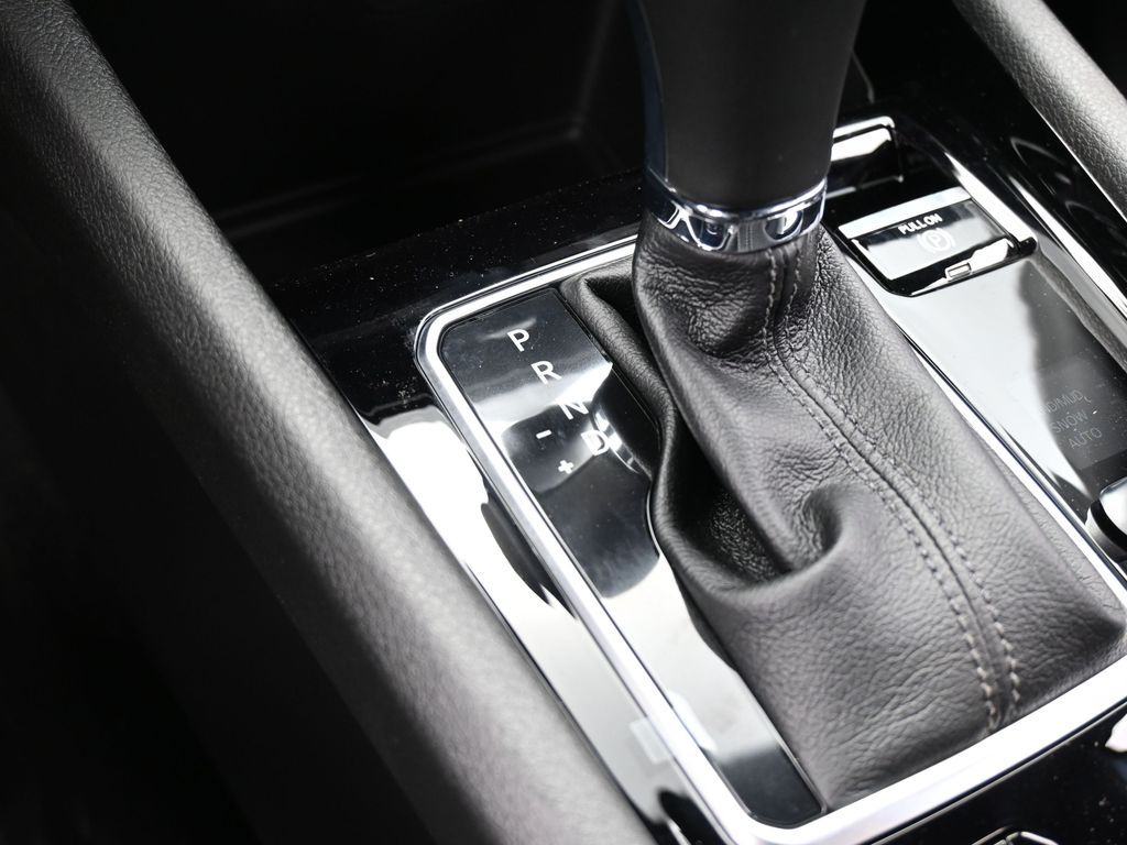 New 2026 silver zynith metallic clearcoat Jeep Latitude image 18