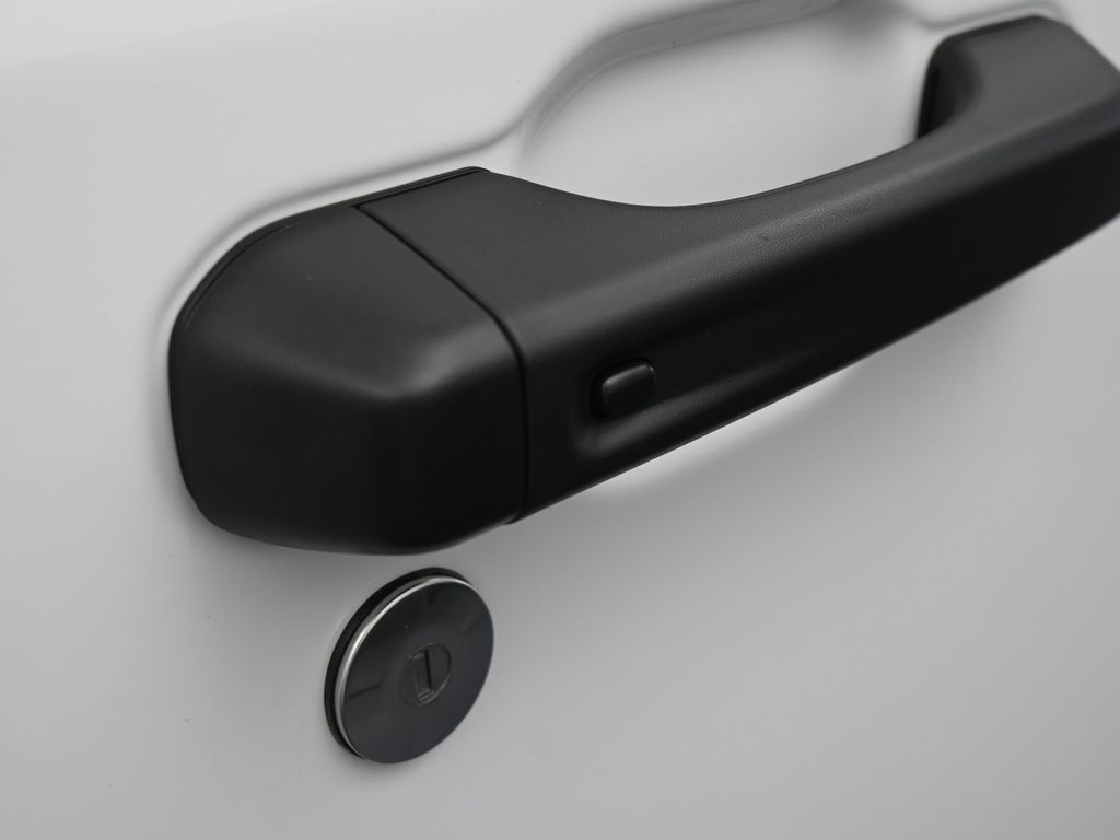 New 2026 bright white clearcoat Jeep Mojave image 38