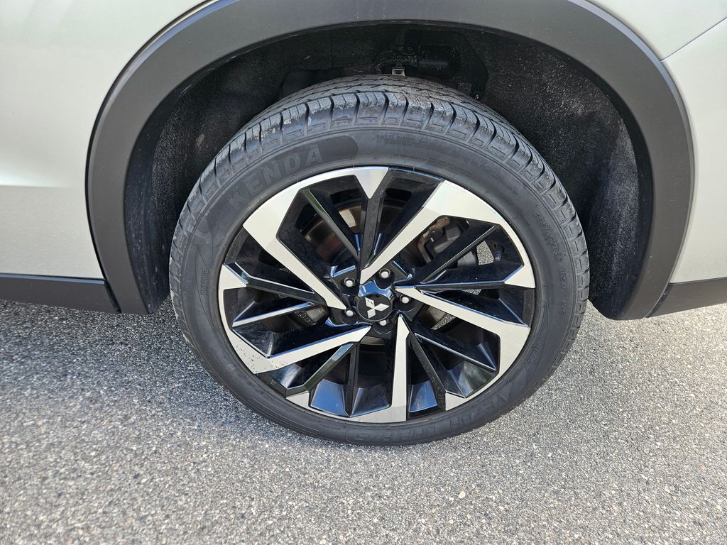 Thumbnail: 2023 Mitsubishi Outlander - 9
