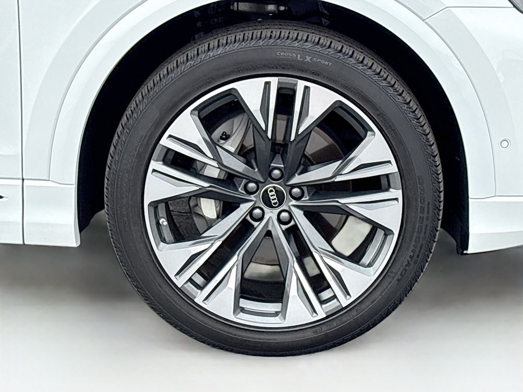 Thumbnail: 2025 Audi Q8 - 32