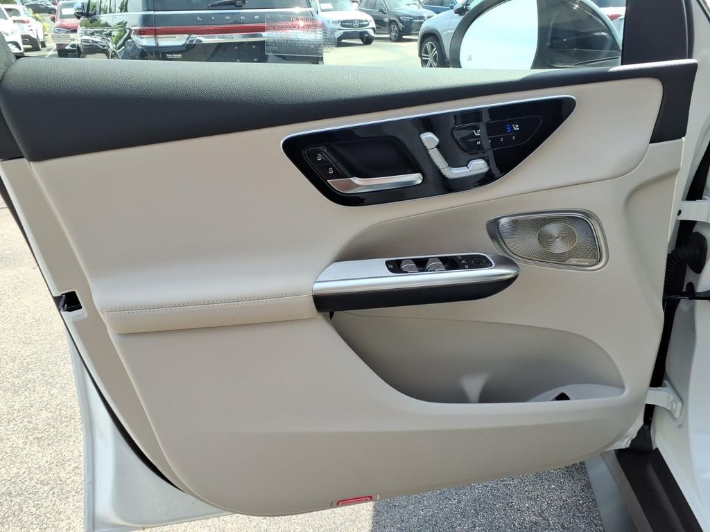 New 2027 Polar White Mercedes-Benz GLC 300 image 11