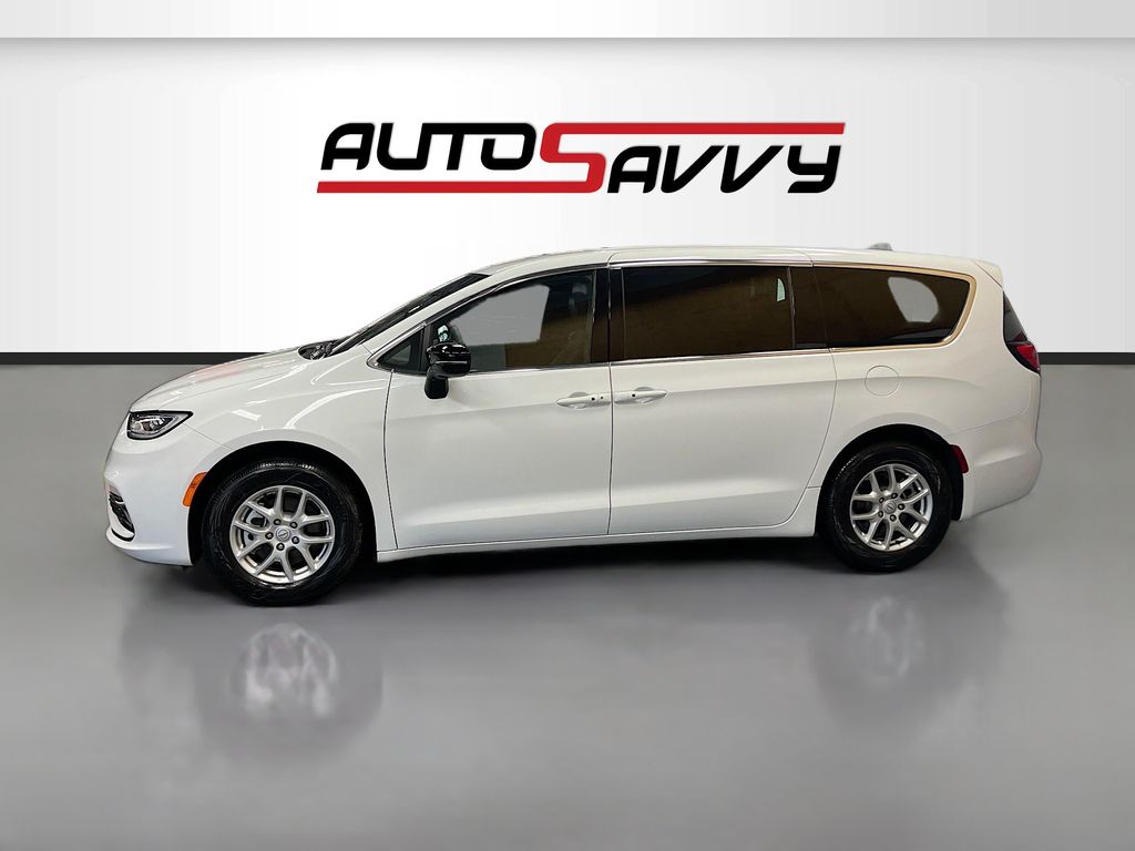 Used 2026 Bright White Clearcoat Chrysler Select image 4