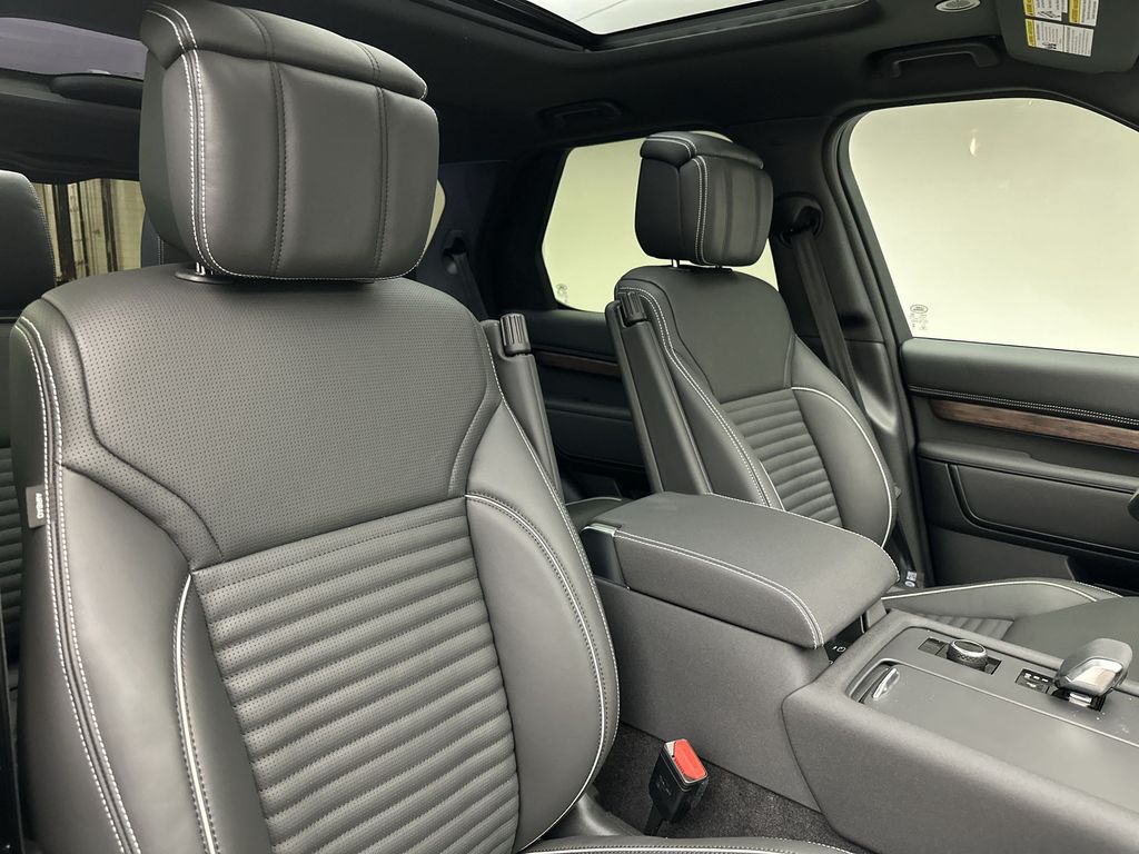 2024 Land Rover Discovery Dynamic SE 11