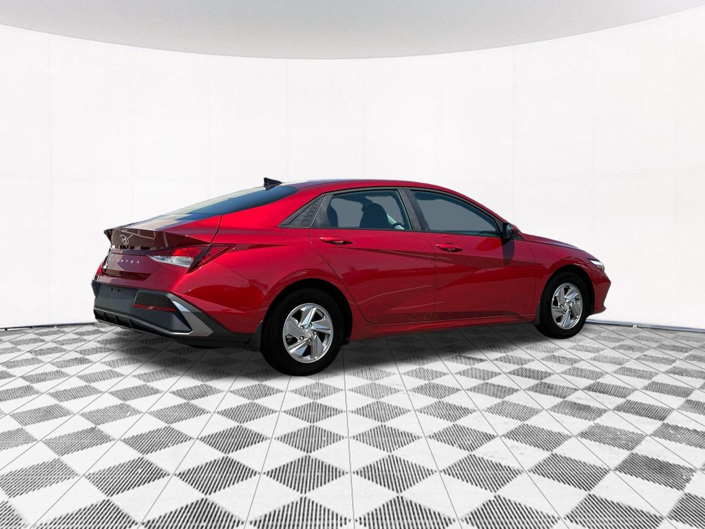 2024 Hyundai Elantra SE 8