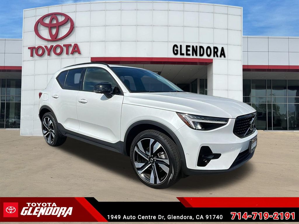 Crystal White Pearl 2025 Volvo XC40 B5 Plus Dark Theme AWD SUV / Crossover All-Wheel Drive Automatic
