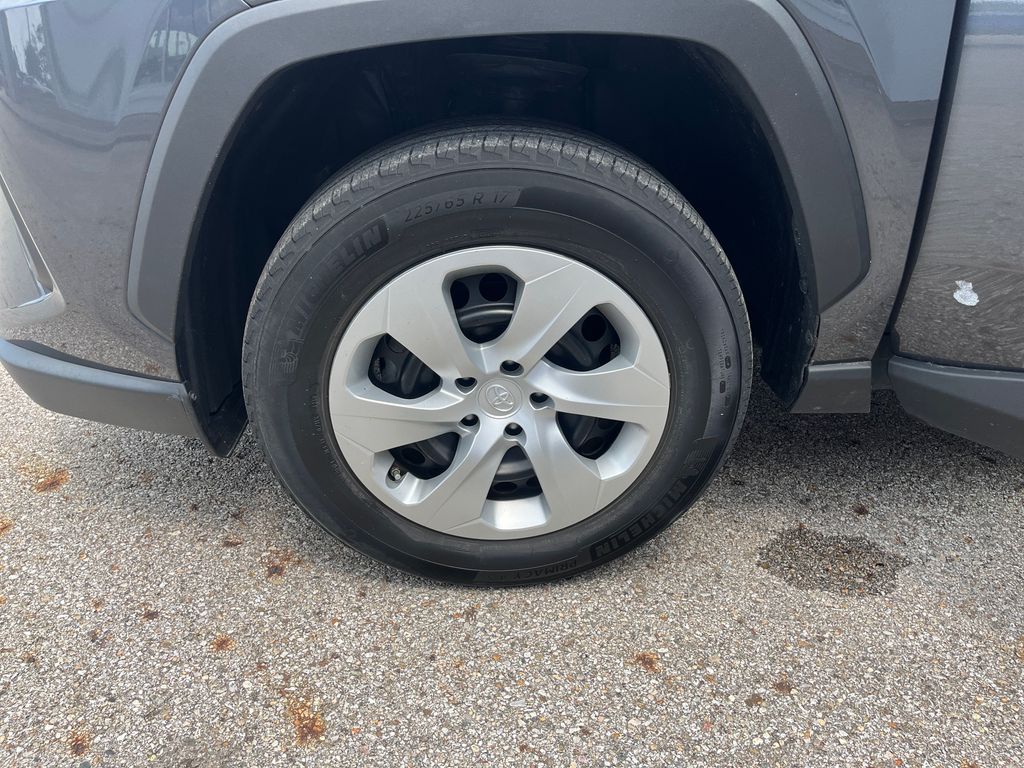 2019 Toyota RAV4 LE photo