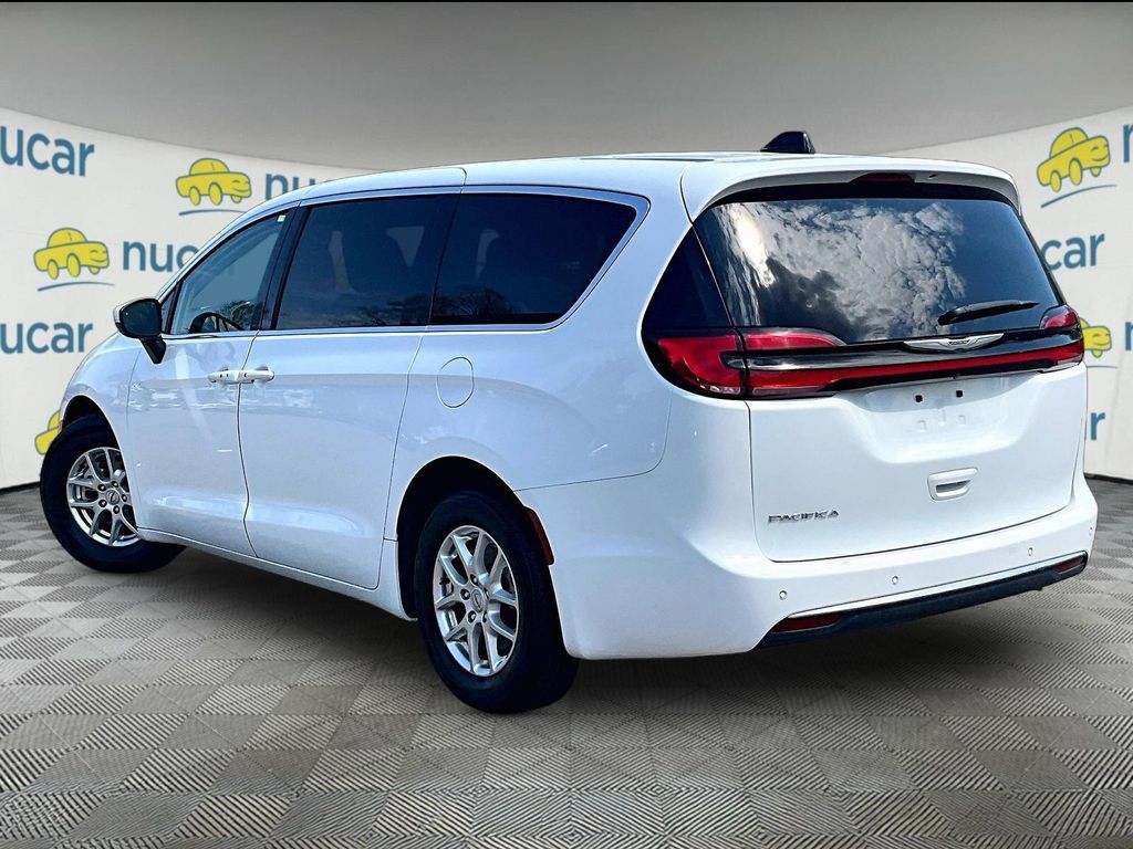 2023 Chrysler Pacifica — photo 4