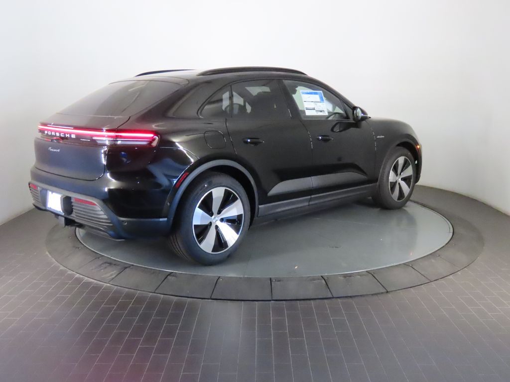 Thumbnail: 2026 Porsche Macan - 7