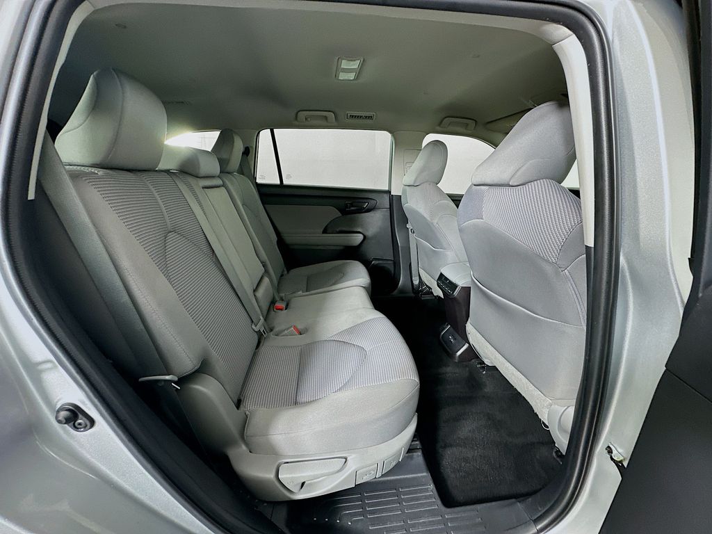2022 Toyota Highlander L 26