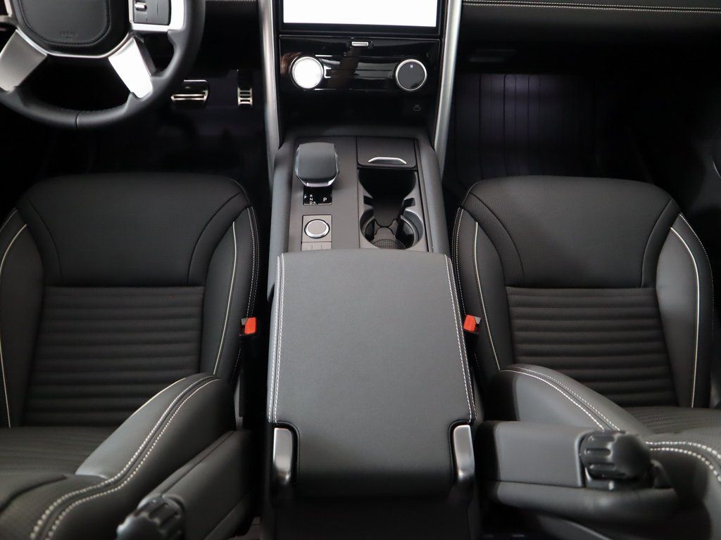 Thumbnail: 2023 Land Rover Discovery - 19