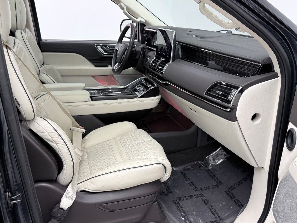 Thumbnail: 2021 Lincoln Navigator - 16