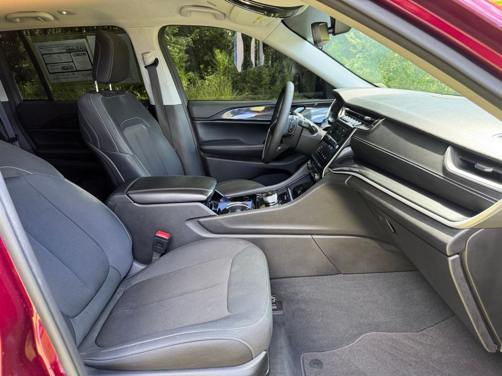 2023 Jeep Grand Cherokee Laredo 4x2