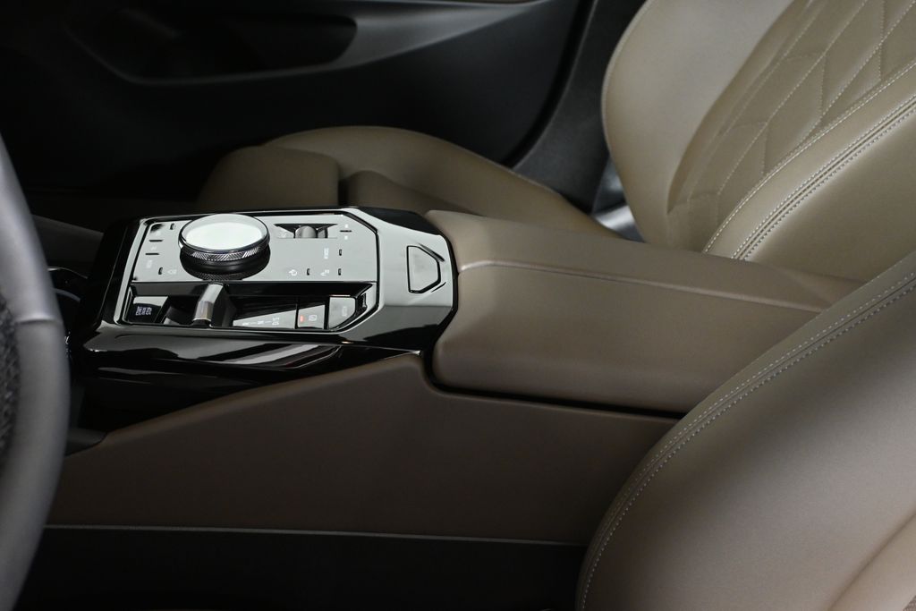 Thumbnail: 2026 BMW 5 Series - 25