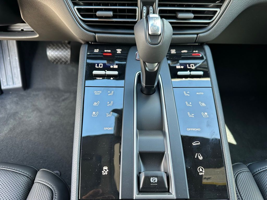 Thumbnail: 2026 Porsche Macan - 22