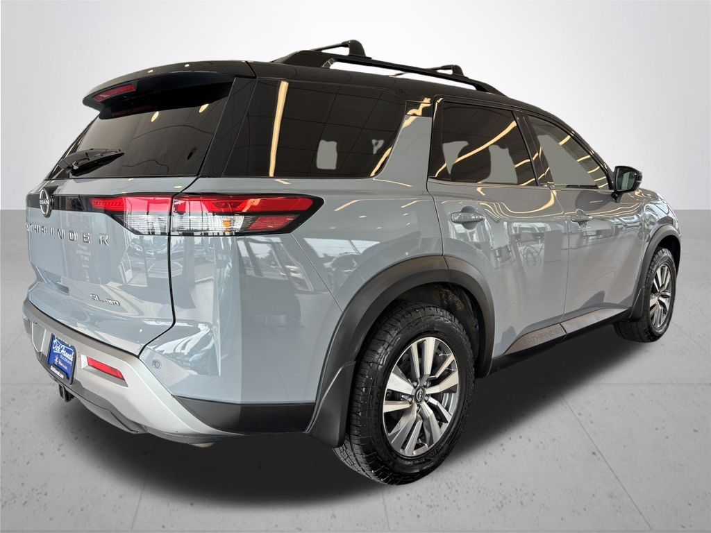 2022 Nissan Pathfinder SL