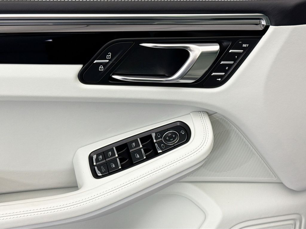 Thumbnail: 2026 Porsche Macan - 23