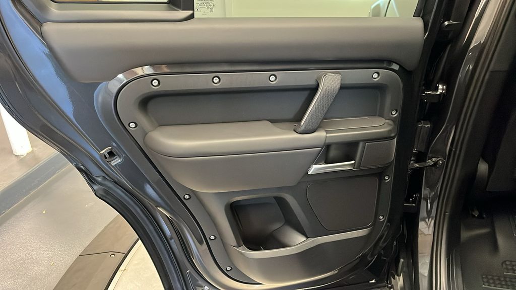 2025 Land Rover Defender 110 22