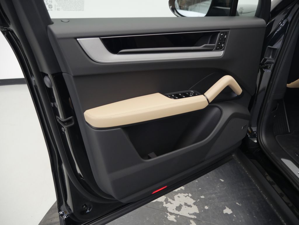 Thumbnail: 2026 Porsche Cayenne - 16