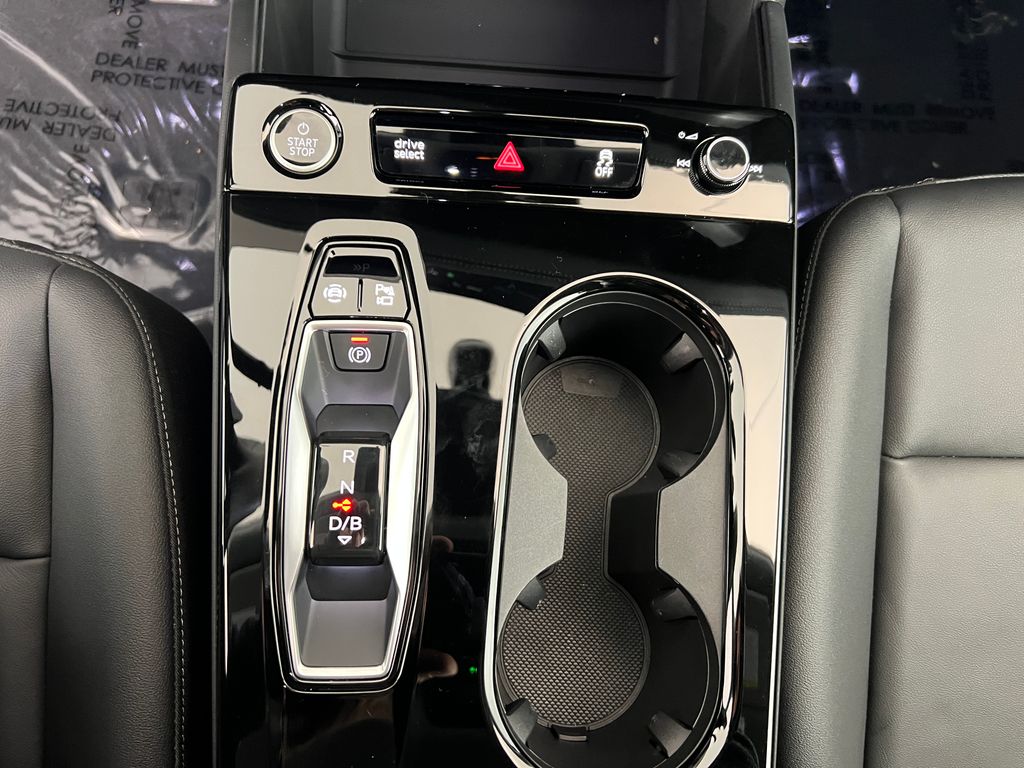 Thumbnail: 2025 Audi Q6 e-tron - 22