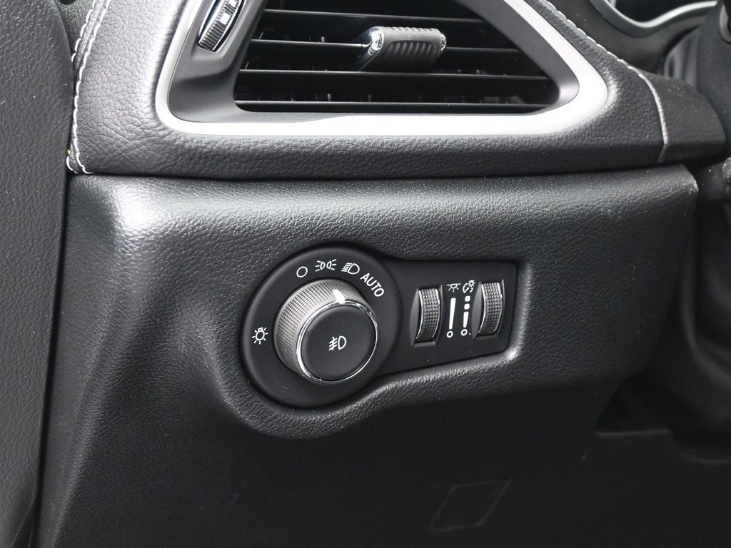 New 2026 Bright White Clearcoat Chrysler Select image 14