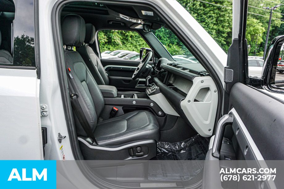 Used 2024 White Land Rover X-Dynamic SE image 22
