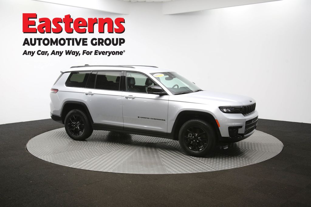 Used 2024 Silver Jeep Altitude image 47