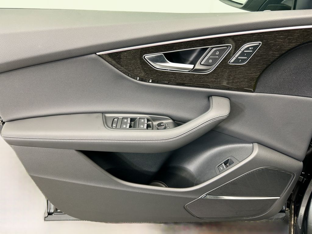 Thumbnail: 2026 Audi Q8 - 23